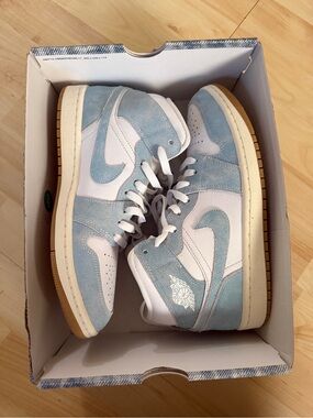Jordan WMNS Air Jordan 1 Mid SE White & Blue
